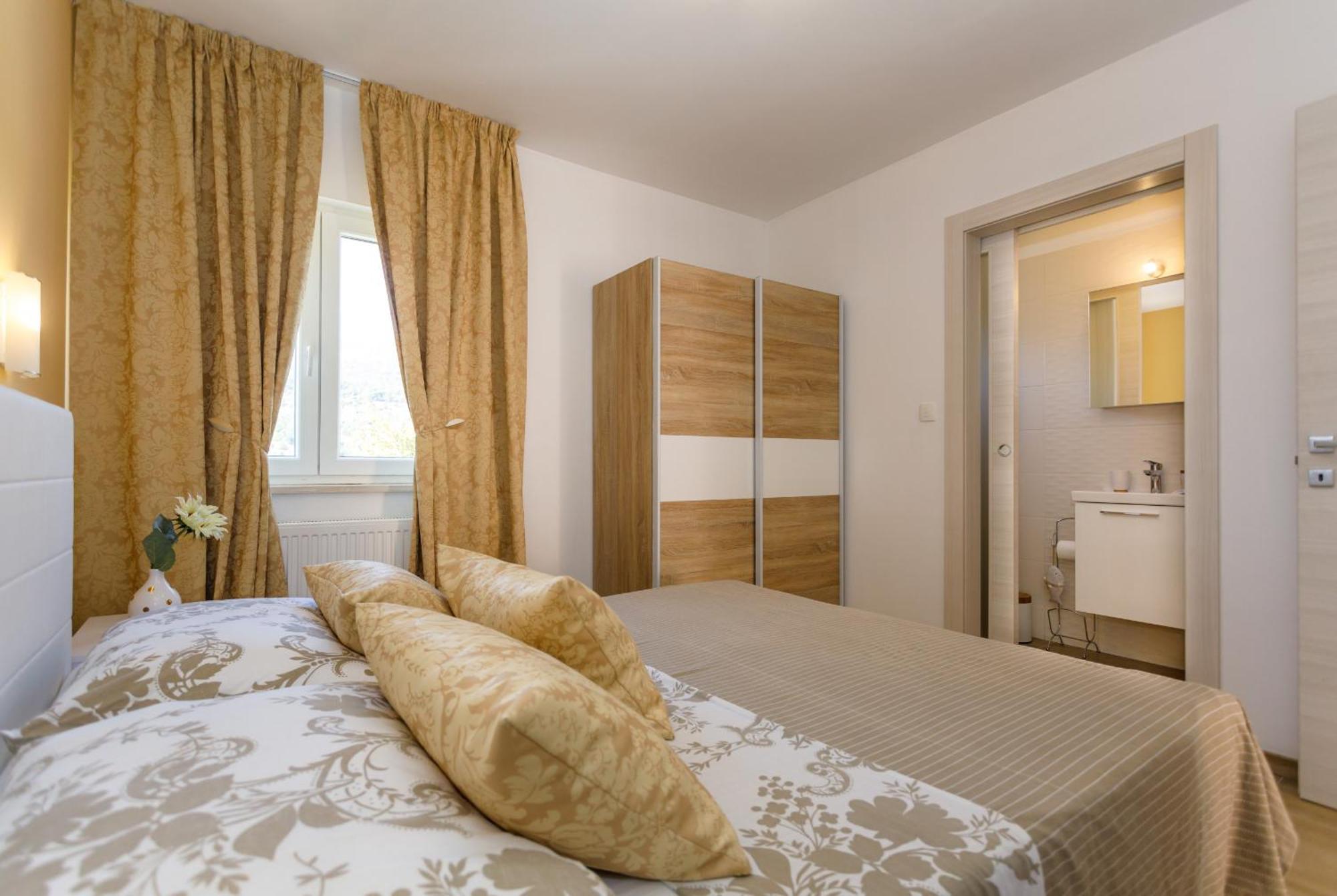 Ivetta For 10 People Near With Sea View & Children Playground Vila